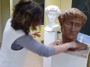 Los alumnos realizan tus trabajos de Escultura en la Academia.