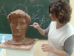 Alumnos esculpiendo en barro en la Academia Romaral en Torrent