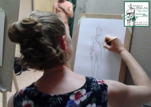 El pasado lunes 23 de junio los alumnos de dibujo realizaron su primera clase con modelo en la Academia Romaral Art.