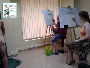 El pasado lunes 23 de junio los alumnos de dibujo realizaron su primera clase con modelo en la Academia Romaral Art.